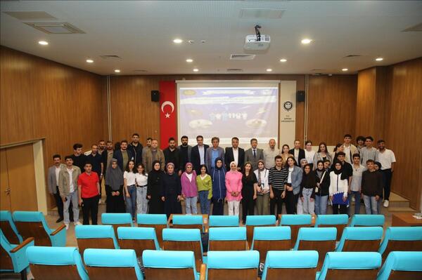 sirnak-ta-hemsirelik-haftasinda-liderlik-ve-yonetim-konulu-soylesi-gerceklestirildi